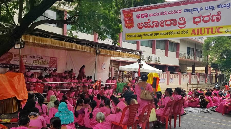 <div class="paragraphs"><p>ಕಲಬುರಗಿಯಲ್ಲಿ ಬುಧವಾರವೂ ಆಶಾ ಕಾರ್ಯಕರ್ತೆಯರ ಧರಣಿ ಮುಂದುವರಿದಿರುವುದು</p></div>
