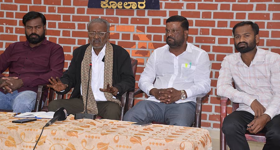 ಕೋಲಾರದಲ್ಲಿ ಬುಧವಾರ ಪತ್ರಿಗೋಷ್ಠಿಯಲ್ಲಿ ಸಾಹಿತಿ ಕೋಟಿಗಾನಹಳ್ಳಿ ರಾಮಯ್ಯ ಮಾತನಾಡಿದರು. ಸಾಮಾಜಿಕ ಕಾರ್ಯಕರ್ತ ಕೆ.ಸಿ.ರಾಜಣ್ಣ, ಮುಖಂಡರಾದ ರಾಜೇಂದ್ರ, ಎಸ್‌.ಚಿನ್ನ ಪಾಲ್ಗೊಂಡಿದ್ದರು