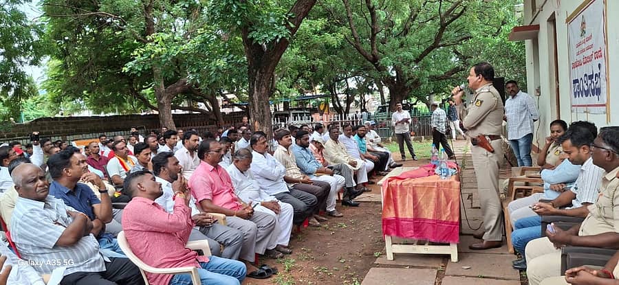  ತಾಳಿಕೋಟೆ ಪೊಲೀಸ್ ಠಾಣೆ ಆವರಣದಲ್ಲಿ ಗಣೇಶ ಚತುರ್ಥಿ ಹಾಗೂ ಈದ್ ಮಿಲಾದ್ ಹಬ್ಬದ ಆಚರಣೆ ನಿಮಿತ್ತ ಕರೆದ ಶಾಂತಿ ಪಾಲನಾ ಸಭೆಯ ಅಧ್ಯಕ್ಷತೆ ವಹಿಸಿ ಮುದ್ದೇಬಿಹಾಳ ಸಿಪಿಐ ಮೊಹಮ್ಮದ್ ಫಸಿಯುದ್ದೀನ ಬುಧವಾರ ಮಾತನಾಡಿದರು.