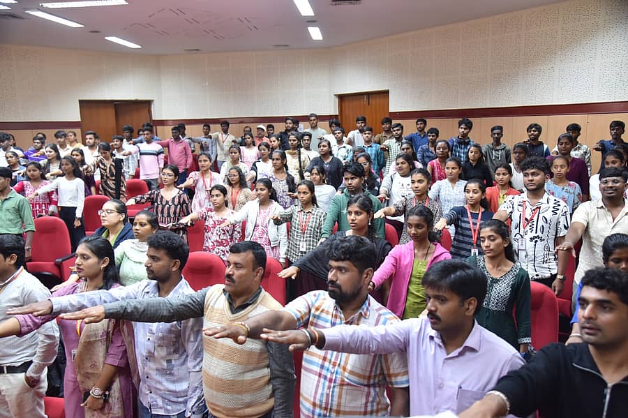 ಬೆಂಗಳೂರು ನಗರ ವಿಶ್ವವಿದ್ಯಾಲಯದಲ್ಲಿ ನಡೆದ ನಶಾಮುಕ್ತ ಜಾಗೃತಿ ಅಭಿಯಾನದಲ್ಲಿ ವಿದ್ಯಾರ್ಥಿಗಳು ಪ್ರಮಾಣ ವಚನ ಸ್ವೀಕರಿಸಿದರು.