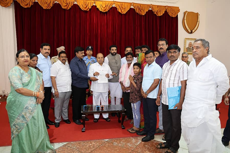ರಾಜ್ಯಪಾಲ ಥಾವರಚಂದ್ ಗೆಹಲೋತ್ ಅವರಿಗೆ ಬಿಜೆಪಿ ನಾಯಕರು ಮನವಿ ಪತ್ರ ನೀಡಿದರು.