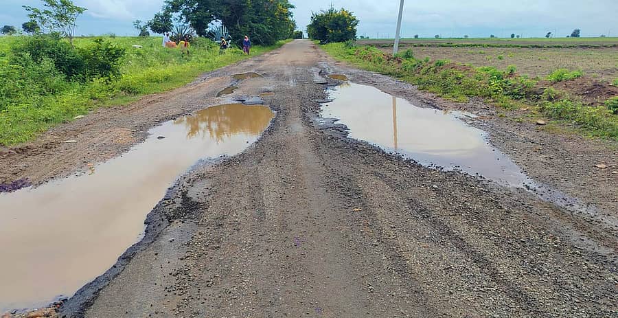 ಕುಷ್ಟಗಿ–ಮುದೇನೂರು ಮಾರ್ಗದಲ್ಲಿ ರಾಜ್ಯ ಹೆದ್ದಾರಿಯಲ್ಲಿ ಗುಂಡಿಗಳು ಉಂಟಾಗಿರುವುದು