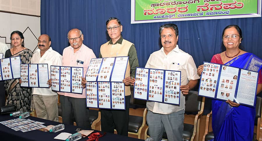 ಮೈಸೂರು ಆರ್ಟ್‌ ಗ್ಯಾಲರಿಯಲ್ಲಿ ನಡೆಸುವ ಸಾಧಕರೊಂದಿಗೆ ಸಂವಾದ ಕಾರ್ಯಕ್ರಮದ ‘ನೂರರ ನೆನಪು’ ಕಿರುಹೊತ್ತಗೆಯನ್ನು ಸಾಹಿತಿ ಪ್ರೊ.ಸಿ.ನಾಗಣ್ಣ ಬುಧವಾರ ಬಿಡುಗಡೆ ಮಾಡಿದರು– ಪ್ರಜಾವಾಣಿ ಚಿತ್ರ