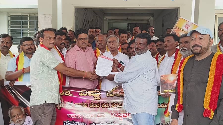 ಡಾ.ವಿಷ್ಣುವರ್ಧನ್ ಅವರ ಸ್ಮಾರಕವನ್ನು ಕಾಪಾಡಬೇಕೆಂದು ಒತ್ತಾಯಿಸಿ ಡಾ.ವಿಷ್ಣು ಸೇನಾ ಸಮಿತಿ ತಾಲ್ಲೂಕು ಘಟಕದ ಕಾರ್ಯಕರ್ತರು ಮಾಲೂರಿನ ತಾಲ್ಲೂಕು ಕಚೇರಿ ಮುಂಭಾಗ ಧರಣಿ ನಡೆಸಿ ಶಿರಸ್ತೆದಾರ್ ಅವರಿಗೆ ಮನವಿ ಸಲ್ಲಿಸಿದರು 
