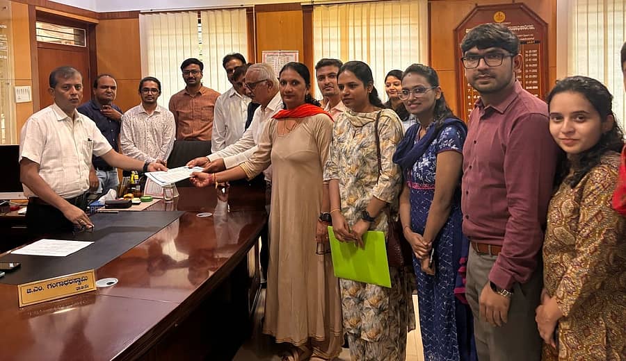 ದಾವಣಗೆರೆಯ ಜಿಲ್ಲಾಧಿಕಾರಿಗೆ ತಜ್ಞ ವೈದ್ಯರ ನಿಯೋಗ ಗುರುವಾರ ಮನವಿ ಸಲ್ಲಿಸಿತು