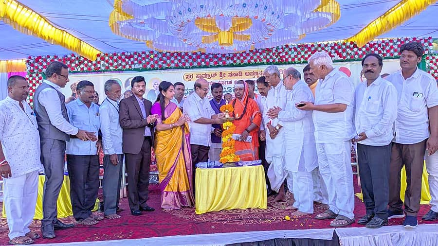 ಸಿಂಧನೂರಿನ ದೇವರಾಜ ಅರಸು ಮಾರುಕಟ್ಟೆಯ ಆವರಣದಲ್ಲಿ ರಾಜ್ಯದಲ್ಲಿ ಪ್ರಪ್ರಥಮ ಬಾರಿಗೆ ಪ್ರತಿಷ್ಠಾಪಿಸಲ್ಪಟ್ಟ ನುಲಿಯ ಚಂದಯ್ಯನ ಕಂಚಿನ ಪ್ರತಿಮೆ ಅನಾವರಣ ಹಾಗೂ 918ನೇ ಜಯಂತ್ಯುತ್ಸವ ಕಾರ್ಯಕ್ರಮವನ್ನು ಸೋಮನಾಥ ಶಿವಾಚಾರ್ಯ ಮಹಾಸ್ವಾಮಿ ಉದ್ಘಾಟಿಸಿದರು