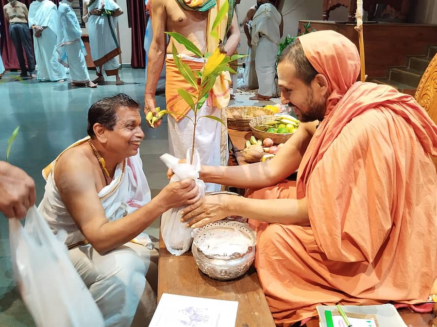 ಶಿರಸಿ ಸ್ವರ್ಣವಲ್ಲೀ ಗಂಗಾಧರೇಂದ್ರ ಸರಸ್ವತೀ ಸ್ವಾಮೀಜಿ ಅವರು ಮಂತ್ರಾಕ್ಷತೆ ರೂಪದಲ್ಲಿ ಗಿಡಗಳನ್ನು ವಿತರಿಸುತ್ತಿರುವುದು