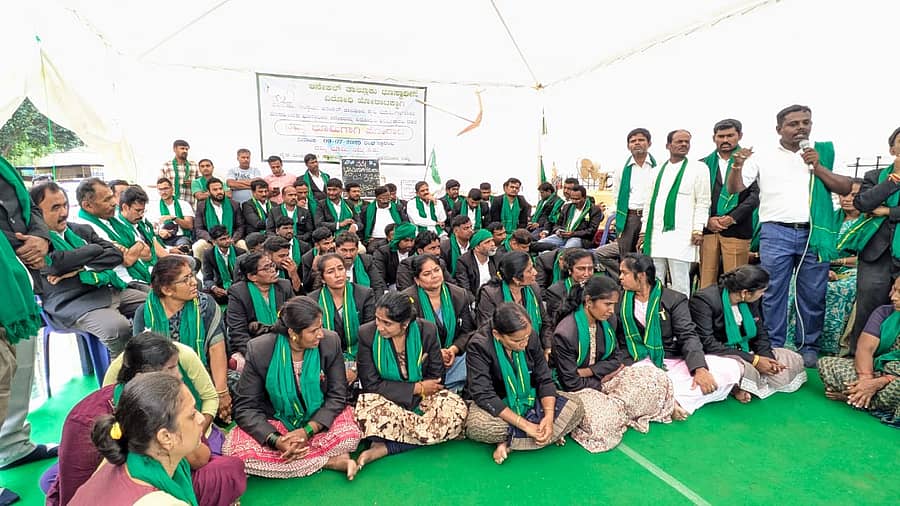 ಆನೇಕಲ್ ತಾಲ್ಲೂಕಿನ ಮುತ್ತಾನಲ್ಲೂರು ಗ್ರಾಮದಲ್ಲಿ ನಡೆಯುತ್ತಿರುವ ರೈತರ ಪ್ರತಿಭಟನೆಯಲ್ಲಿ ವಕೀಲರು ಭಾಗವಹಿಸಿದರು