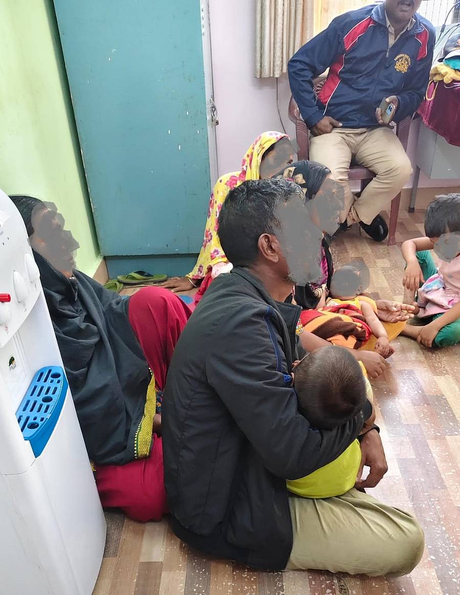 ಶ್ರೀನಿವಾಸಪುರ ಪಟ್ಟಣ ಠಾಣೆ ಪೊಲೀಸರು ಶಂಕಿತ ಬಾಂಗ್ಲಾದೇಶಿ ಪ್ರಜೆಗಳ ದಾಖಲೆ ಪರಿಶೀಲಿಸಿದರು