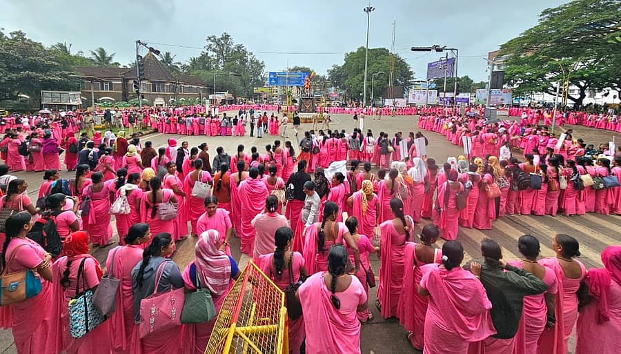 ಬೆಳಗಾವಿಯ ರಾಣಿ ಚನ್ನಮ್ಮನ ವೃತ್ತದಲ್ಲಿ ಆಶಾ ಕಾರ್ಯಕರ್ತೆಯರು ಗುರುವಾರ ಮಾನವ ಸರಪಳಿ ನಿರ್ಮಿಸಿ  ಪ್ರತಿಭಟನೆ ನಡೆಸಿದರು  ಪ್ರಜಾವಾಣಿ ಚಿತ್ರ