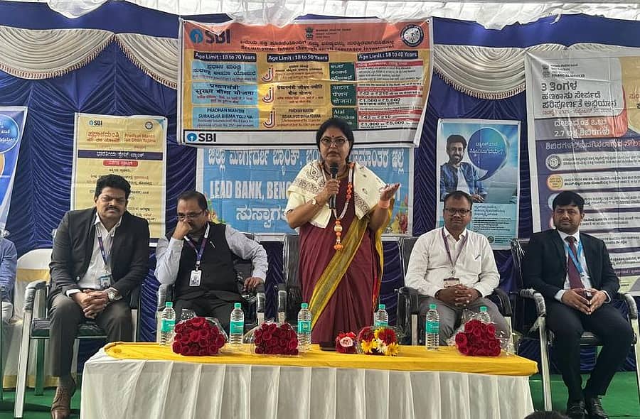 ದೊಡ್ಡಬಳ್ಳಾಪುರ ತಾಲ್ಲೂಕಿನ ಹಣಬೆ ಗ್ರಾಮ ಪಂಚಾಯಿತಿಯಲ್ಲಿ ಭಾರತೀಯ ಸ್ಟೇಟ್‌ ಬ್ಯಾಂಕ್‌ ಎಸಿಬಿ ದೊಡ್ಡಬಳ್ಳಾಪುರ ಶಾಖೆ ನೇತೃತ್ವದಲ್ಲಿ ನಡೆದ ಜನಸುರಕ್ಷಾ ಅಭಿಯಾನದಲ್ಲಿ ಆರ್‌ಬಿಐ ಪ್ರಾದೇಶಿಕ ನಿರ್ದೇಶಕಿ ಸೋನಾಲಿ ಸೇನ್‌ ಗುಪ್ತಾ ಮಾತನಾಡಿದರು
