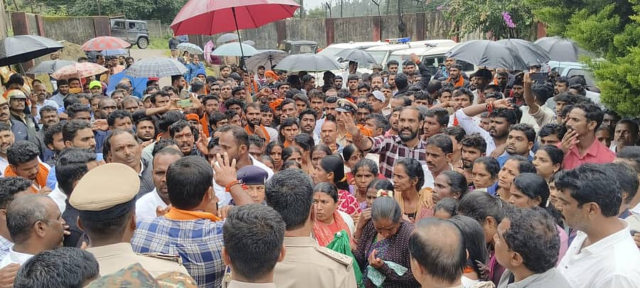 ಮೂಡಿಗೆರೆ ತಾಲ್ಲೂಕಿನ ಬಣಕಲ್ ಪೊಲೀಸ್ ಠಾಣಾ ಆವರಣದಲ್ಲಿ‌ ಜಮಾಯಿಸಿದ್ದ ಹಿಂದೂ ಸಂಘಟನೆಗಳ ಕಾರ್ಯಕರ್ತರು ಮಹಿಳೆಯನ್ನು ಕರೆದೊಯ್ದ ಯುವಕನ ವಿರುದ್ಧ ಕ್ರಮ ಕೈಗೊಳ್ಳುವಂತೆ ಒತ್ತಾಯಿಸಿದರು