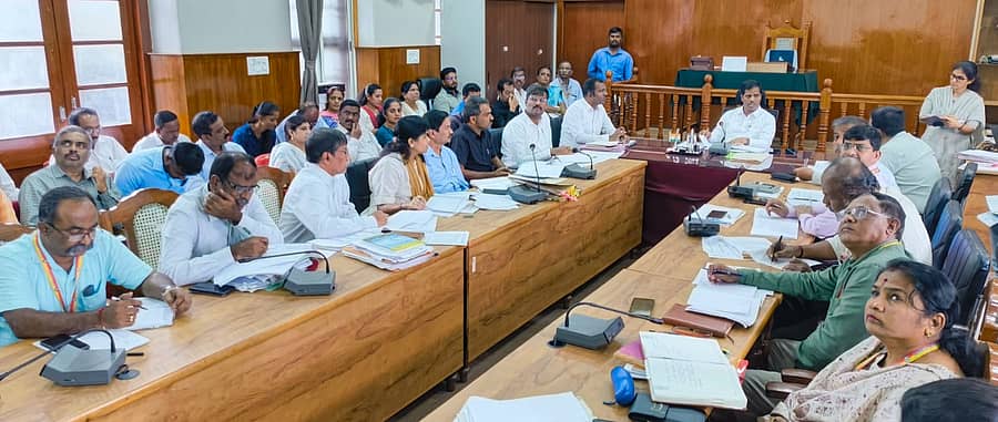 ಮಂಡ್ಯ ಜಿಲ್ಲಾಧಿಕಾರಿ ಕಚೇರಿ ಸಭಾಂಗಣದಲ್ಲಿ ಗುರುವಾರ ನಗರ ಸ್ಥಳೀಯ ಸಂಸ್ಥೆಗಳ ಪ್ರಗತಿ ಪರಿಶೀಲನಾ ಸಭೆಯು ಜಿಲ್ಲಾಧಿಕಾರಿ ಕುಮಾರ ಅಧ್ಯಕ್ಷತೆಯಲ್ಲಿ ನಡೆಯಿತು 