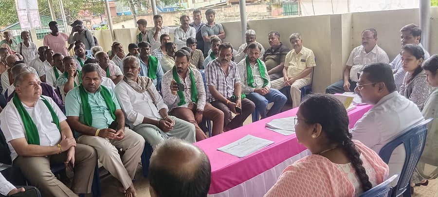 ಭೂ ಮಾಲೀಕರೊಂದಿಗೆ ಭೂ ಸ್ವಾಧೀನ ಅಧಿಕಾರಿಗಳು ದರ ಸಂಧಾನ ಸಭೆ ನಡೆಸಿದರು