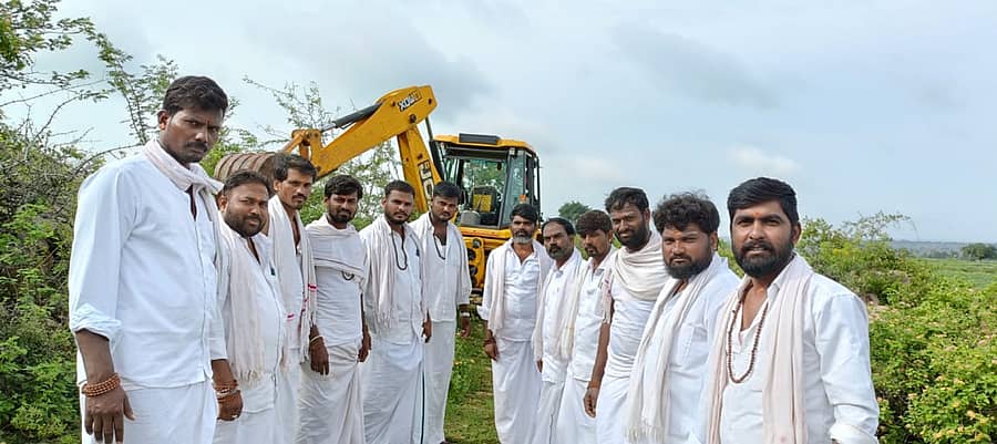 ಸುರಪುರ ತಾಲ್ಲೂಕಿನ ಕೆ.ತಳಳ್ಳಿ ಗ್ರಾಮದಲ್ಲಿ ಬಸವ ಮಾಲಾಧಾರಿಗಳು ದೇವಸ್ಥಾನದ ಸುತ್ತಮುತ್ತ ಸ್ವಚ್ಛತಾ ಕಾರ್ಯ ಕೈಗೊಂಡರು  