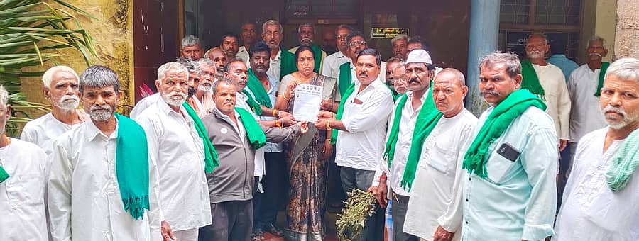 ಬೈಲಹೊಂಗಲದಲ್ಲಿ ಕರ್ನಾಟಕ ರಾಜ್ಯ ರೈತ ಸಂಘ ಪದಾಧಿಕಾರಿಗಳು ಉಪವಿಭಾಗಾಧಿಕಾರಿ ಕಚೇರಿ ಶಿರಸ್ತೆದಾರ ಆರ್.ಎಸ್.ಗೌಡರ ಅವರಿಗೆ ಮನವಿ ಸಲ್ಲಿಸಿದರು 
