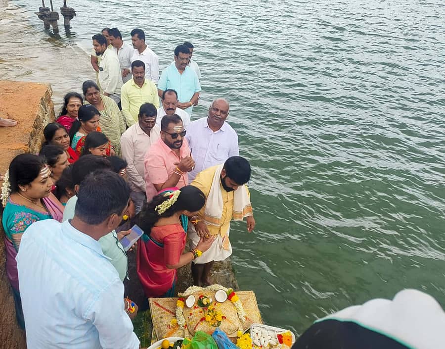 ಬೀರೂರು ಪುರಸಭೆ ವತಿಯಿಂದ ಸಮೀಪದ ಮದಗದ ಕೆರೆಗೆ ಮಂಗಳವಾರ ಬಾಗಿನ ಸಮರ್ಪಿಸಲಾಯಿತು. ಅಧ್ಯಕ್ಷೆ ಭಾಗ್ಯಲಕ್ಷ್ಮಿ ಮೋಹನ್, ಮುಖ್ಯಾಧಿಕಾರಿ ಜಿ.ಪ್ರಕಾಶ್, ಸದಸ್ಯರಾದ ಎಂ.ಪಿ.ಸುದರ್ಶನ್ ಇತರರು ಹಾಜರಿದ್ದರು