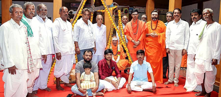 ಧಾರವಾಡ ತಾಲ್ಲೂಕಿನ ಅಮ್ಮಿನಬಾವಿ ಸಂಸ್ಥಾನ ಪಂಚಗೃಹ ಹಿರೇಮಠದಲ್ಲಿ ಶಾಂತಲಿಂಗ ಶಿವಾಚಾರ್ಯ ಸ್ವಾಮೀಜಿಗಳ 92ನೇ ವರ್ಧಂತಿ ಮಹೋತ್ಸವದ ಅಂಗವಾಗಿ ಭಕ್ತರು ಬುಧವಾರ ತುಲಾಭಾರ ನೆರವೇರಿಸಿದರು