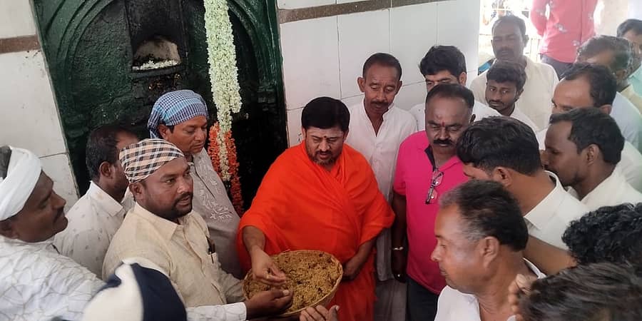 ಕವಿತಾಳದ ಲಾಡ್ಲೆ ಮಶಾಕ್‌ ದರ್ಗಾಕ್ಕೆ ಗುರುವಾರ ಭೇಟಿ ನೀಡಿದ ಕಲ್ಮಠದ ಅಭಿನವ ಸಿದ್ದಲಿಂಗ ಸ್ವಾಮೀಜಿ ಭಕ್ತರಿಗೆ ಪ್ರಸಾದ ವಿತರಿಸಿದರು