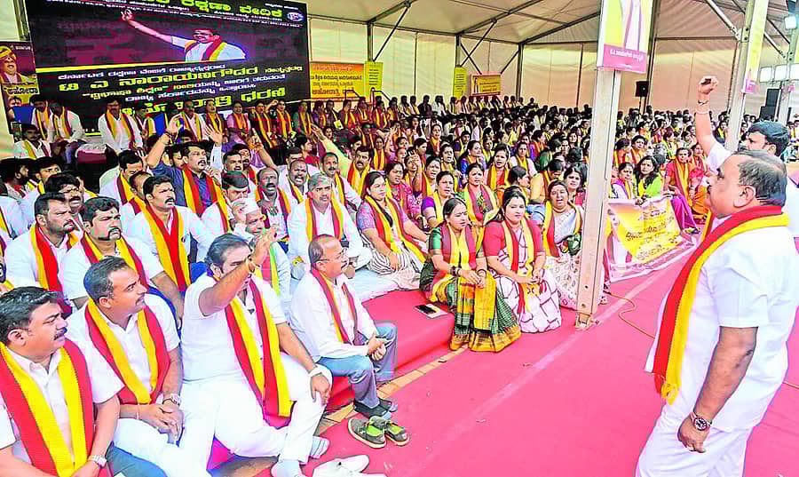 <div class="paragraphs"><p>ಕರ್ನಾಟಕದ ಎಲ್ಲ ಶಾಲೆಗಳಲ್ಲಿ ದ್ವಿಭಾಷಾ ನೀತಿಯನ್ನು ಜಾರಿಗೊಳಿಸುವಂತೆ ಆಗ್ರಹಿಸಿ ಬೆಂಗಳೂರಿನ ಸ್ವಾತಂತ್ರ್ಯ ಉದ್ಯಾನದಲ್ಲಿ ಗುರುವಾರ ನಡೆದ ಅಹೋರಾತ್ರಿ ಧರಣಿಯಲ್ಲಿ ಕರ್ನಾಟಕ ರಕ್ಷಣಾ ವೇದಿಕೆಯ ನಾರಾಯಣಗೌಡ ಸೇರಿದಂತೆ ಹಲವರು ಭಾಗಿಯಾದರು</p></div>