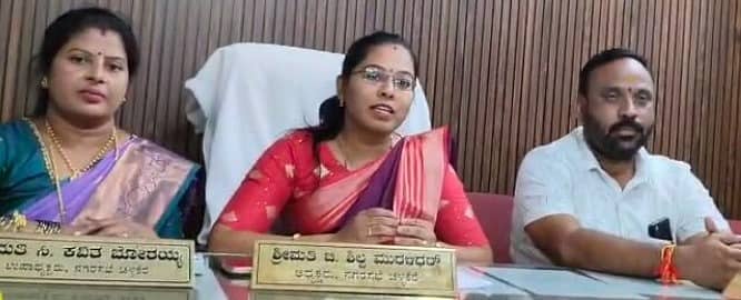 ಚಳ್ಳಕೆರೆ ನಗರಸಭೆ ಕಚೇರಿಯಲ್ಲಿ ಗುರುವಾರ ನಡೆದ ಸಭೆಯಲ್ಲಿ ಅಧ್ಯಕ್ಷೆ ಶಿಲ್ಪಾ ಮಾತನಾಡಿದರು. ಸ್ಥಾಯಿ ಸಮಿತಿ ಅಧ್ಯಕ್ಷ ಎಂ.ಮಲ್ಲಿಕಾರ್ಜುನ ಇದ್ದರು.