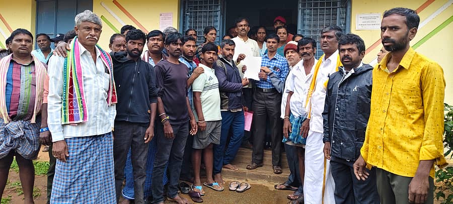 ಶ್ರೀನಿವಾಸಪುರ ತಾಲ್ಲೂಕಿನ ಕಶೆಟ್ಟಿಪಲ್ಲಿ ಗ್ರಾಮದ ಸರ್ಕಾರಿ ಶಾಲೆಯ ವರಲಕ್ಷ್ಮಿ ಎಂಬ ಶಿಕ್ಷಕಿಯ ವರ್ಗಾವಣೆಯನ್ನು ರದ್ದುಗೊಳಿಸುವಂತೆ ಗ್ರಾಮಸ್ಥರು ಆಗ್ರಹಿಸಿದರು