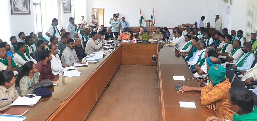 ಚಾಮರಾಜನಗರದ ಜಿಲ್ಲಾಧಿಕಾರಿ ಕಚೇರಿ ಸಭಾಂಗಣದಲ್ಲಿ ಜಿಲ್ಲಾಧಿಕಾರಿ ಶಿಲ್ಪಾನಾಗ್ ಅಧ್ಯಕ್ಷತೆಯಲ್ಲಿ ರೈತ ಮುಖಂಡರು, ಅಧಿಕಾರಿಗಳ ಸಭೆ ನಡೆಯಿತು
