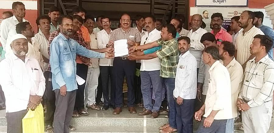ಕುಷ್ಟಗಿಯಲ್ಲಿ ಗುರುವಾರ ಡಾ.ವಿಷ್ಣು ಸೇನಾ ಸಮಿತಿಯವರು ತಹಶೀಲ್ದಾರ್‌ ಅಶೋಕ ಶಿಗ್ಗಾವಿ ಅವರಿಗೆ ಮನವಿ ಸಲ್ಲಿಸಿದರು. ವೀರೇಶ ಬಂಗಾರಶೆಟ್ಟರ ಇತರರು ಇದ್ದರು