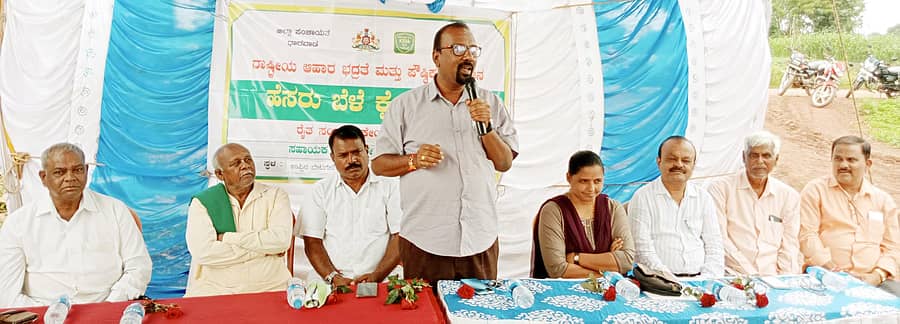 ಉಪ್ಪಿನಬೆಟಗೇರಿಯ ರೈತ ಮಲ್ಲಿಕಾರ್ಜುನ ಮಸೂತಿ ಅವರ ಹೊಲದಲ್ಲಿ ಗುರುವಾರ ಏರ್ಪಡಿಸಿದ್ದ ಹೆಸರು ಬೆಳೆ ಕ್ಷೇತ್ರೋತ್ಸವದಲ್ಲಿ ಬೇಸಾಯಶಾಸ್ತ್ರ ವಿಜ್ಞಾನಿ ಬಿ.ಎಸ್.ಏಣಗಿ ಮಾತನಾಡಿದರು