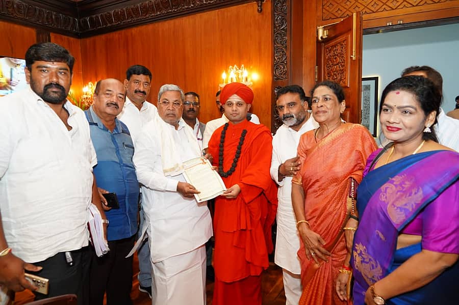 ಭೋವಿ ಸಮಾಜಕ್ಕೆ ಒಳಮೀಸಲಾತಿಯಲ್ಲಿ ಪ್ರತ್ಯೇಕ ಗುಂಪು ಸೃಜಿಸಲು ಆಗ್ರಹಿಸಿ ಇಮ್ಮಡಿ ಸಿದ್ದರಾಮೇಶ್ವರ ಸ್ವಾಮೀಜಿ ಅವರು ಸಿದ್ದರಾಮಯ್ಯ ಅವರಿಗೆ ಮನವಿ ಸಲ್ಲಿಸಿದರು