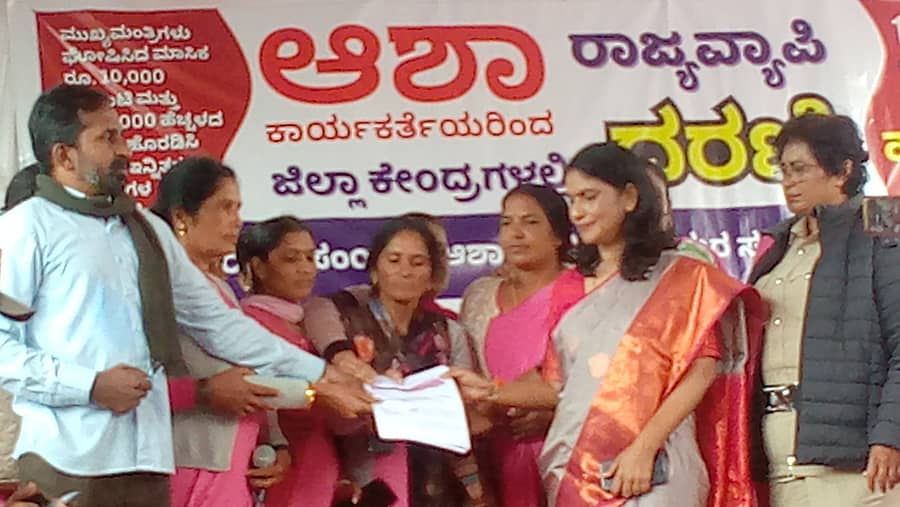 ಹಾಸನದ ಜಿಲ್ಲಾಧಿಕಾರಿ ಕಚೇರಿ ಎದುರು ಧರಣಿ ನಡೆಸುತ್ತಿರುವ ಆಶಾ ಕಾರ್ಯಕರ್ತೆಯರಿಂದ ಜಿಲ್ಲಾಧಿಕಾರಿ ಕೆ.ಎಸ್‌.ಲತಾಕುಮಾರಿ, ಗುರುವಾರ ಮನವಿ ಸ್ವೀಕರಿಸಿದರು 