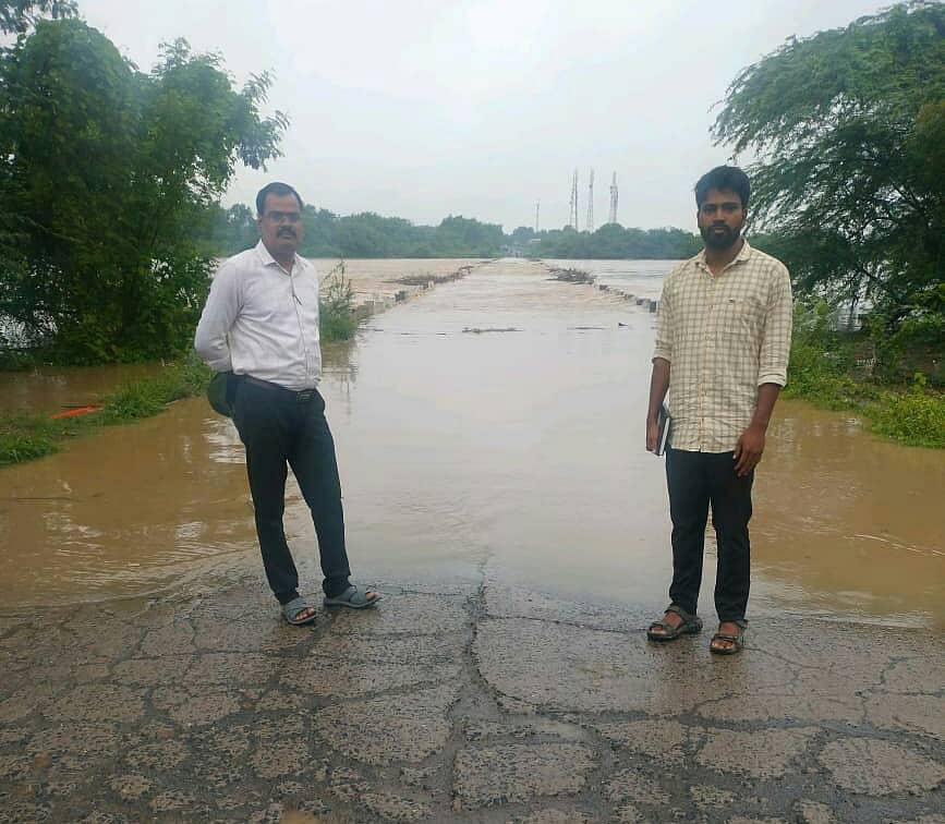 <div class="paragraphs"><p>ತಹಶೀಲ್ದಾರ್ ನಾಗಯ್ಯ ಹಿರೇಮಠ ಅವರು ಕಲಬುರಗಿ ಜಿಲ್ಲೆಯ ಚಿತ್ತಾಪುರ ತಾಲ್ಲೂಕಿನ ದಂಡೋತಿ ಸೇತುವೆಗೆ ಭೇಟಿ ನೀಡಿ ಸೇತುವೆ ಮುಳುಗಡೆ ಮತ್ತು ಪ್ರವಾಹ ಪರಿಸ್ಥಿತಿ ಪರಿಶೀಲಿಸಿದರು</p></div>