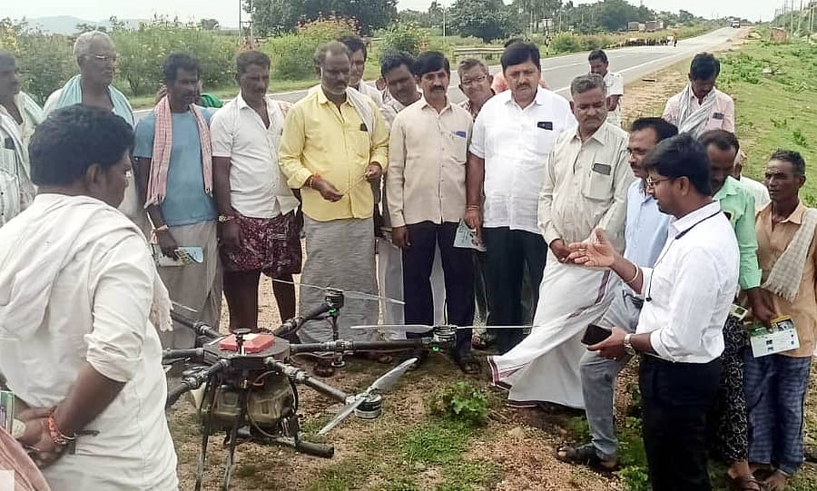 ಮರಿಯಮ್ಮನಹಳ್ಳಿ ಸಮೀಪದ ಗೊಲ್ಲರಹಳ್ಳಿ ಬಳಿಯ ಹೊಲವೊಂದರಲ್ಲಿ ಕೃಷಿ ಇಲಾಖೆಯ ಅಧಿಕಾರಿಗಳು ಡ್ರೋಣ್ ಮೂಲಕ ನ್ಯಾನೊ ಯೂರಿಯಾ ಸಿಂಪಡಣೆ ಪ್ರಾತ್ಯಕ್ಷಿಕೆ ನೀಡಿದರು