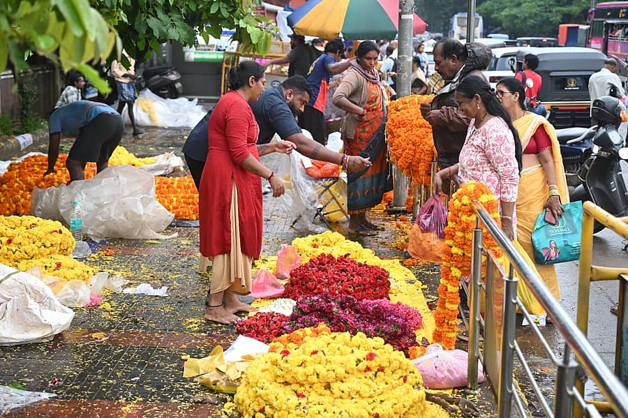 ಶ್ರೀಕೃಷ್ಣ ಜನ್ಮಾಷ್ಟಮಿ ಪ್ರಯುಕ್ತ ಮಂಗಳೂರಿನ ಹಂಪನಕಟ್ಟೆ ಸುತ್ತಮುತ್ತ ಹೊರ ಜಿಲ್ಲೆಗಳಿಂದ ಬಂದ ವ್ಯಾಪಾರಿಗಳು ಹೂ ಮಾರಾಟ ಮಾಡಿದರು