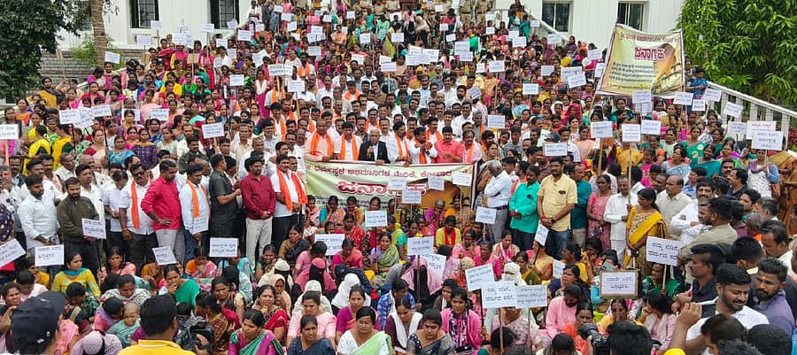 ಧರ್ಮಸ್ಥಳಕ್ಕೆ ಕಳಂಕ ತರುವ ಷಡ್ಯಂತ್ರ ನಡೆಯುತ್ತಿದೆ ಎಂದು ಆರೋಪಿಸಿ ಕೋಲಾರದ ಜಿಲ್ಲಾಡಳಿತ ಭವನ ಎದುರು ಗುರುವಾರ ಶ್ರೀ ಧರ್ಮಸ್ಥಳ ಅಭಿಮಾನಿಗಳ ವೇದಿಕೆಯಿಂದ ಬೃಹತ್‌ ಪ್ರತಿಭಟನೆ ನಡೆಯಿತು
