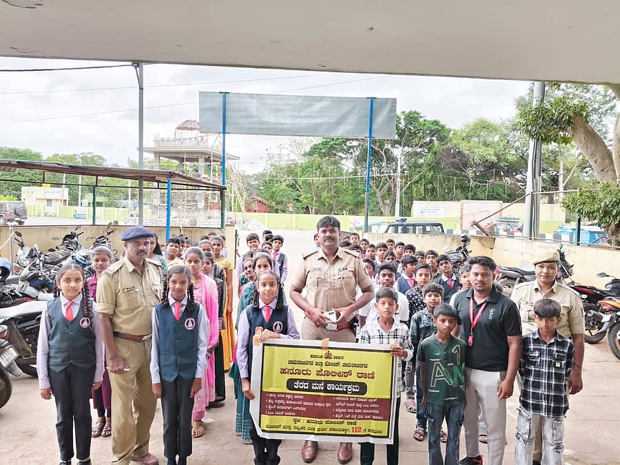 ಹನೂರು ಪಟ್ಟಣದ ಪೊಲೀಸ್ ಠಾಣೆಯಲ್ಲಿ ಗೌತಮ್ ಶಾಲೆಯ ವಿದ್ಯಾರ್ಥಿಗಳಿಗೆ ಹಮ್ಮಿಕೊಳ್ಳಲಾಗಿದ್ದ ತೆರೆದ ಮನೆ ಕಾರ್ಯಕ್ರಮದಲ್ಲಿ ಇನ್ಸ್ಪೆಕ್ಟರ್ ಆನಂದಮೂರ್ತಿ ಮಾತನಾಡಿದರು.