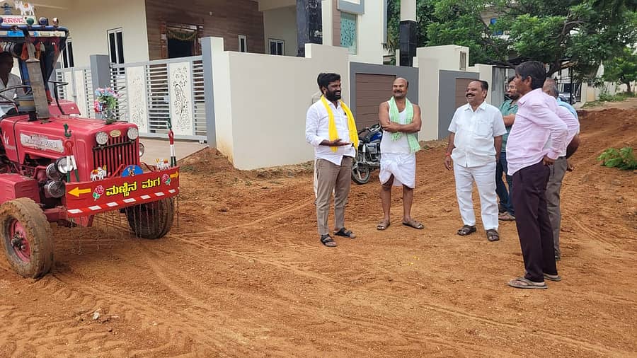 ಮಸ್ಕಿಯ ಬಸವೇಶ್ವರ ನಗರದಲ್ಲಿ ಗುರುವಾರ ನಡೆದ ರಸ್ತೆ ಕಾಮಗಾರಿಯನ್ನು ಪುರಸಭೆ ಅಧ್ಯಕ್ಷ ಮಲ್ಲಯ್ಯ ಅಂಬಾಡಿ ಪರಿಶೀಲಿಸಿದರು