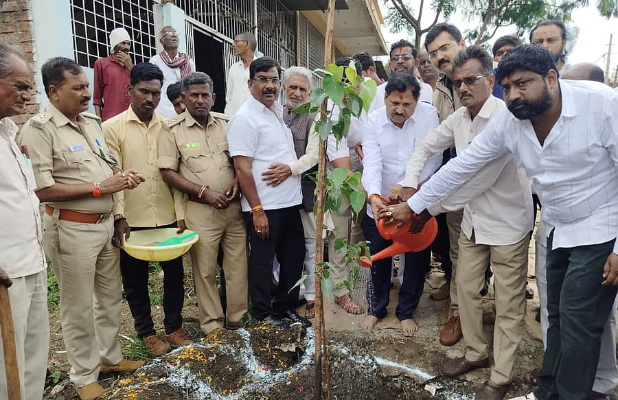 ಔರಾದ್ ಕೃಷಿ ಉತ್ಪನ್ನ ಮಾರುಕಟ್ಟೆ ಪ್ರಾಂಗಣದಲ್ಲಿ ಮುಖಂಡ ಭೀಮಶೇನರಾವ ಸಿಂಧೆ ಸಸಿ ನೆಡುವ ಅಭಿಯಾನಕ್ಕೆ ಚಾಲನೆ ನೀಡಿದರು. ಸ್ಥಳೀಯ ಮುಖಂಡರು, ಅರಣ್ಯ ಅಧಿಕಾರಿಗಳು ಇದ್ದಾರೆ