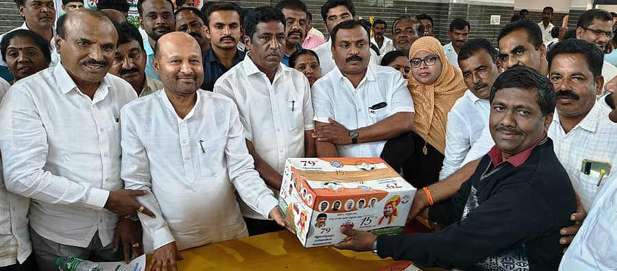ಸ್ವಾತಂತ್ರ್ಯ ದಿನಾಚರಣೆ ಪ್ರಯುಕ್ತ ಬೆಂಗಳೂರು ದಕ್ಷಿಣ ಜಿಲ್ಲೆಯ ಶಾಲಾ–ಕಾಲೇಜು ಹಾಗೂ ಸರ್ಕಾರಿ ಕಚೇರಿಗಳಿಗೆ ಶಾಸಕ ಎಚ್.ಎ. ಇಕ್ಬಾಲ್ ಹುಸೇನ್ ಅವರು ಲಾಡುಗಳ ಬಾಕ್ಸ್‌ಗಳನ್ನು ವಿತರಿಸಿದರು. ಗ್ಯಾರಂಟಿ ಸಮಿತಿ ಜಿಲ್ಲಾಧ್ಯಕ್ಷ ಕೆ. ರಾಜು, ನಗರಾಭಿವೃದ್ಧಿ ಪ್ರಾಧಿಕಾರದ ಅಧ್ಯಕ್ಷ ಎ.ಬಿ. ಚೇತನ್ ಕುಮಾರ್, ನಗರಸಭೆ ಉಪಾಧ್ಯಕ್ಷೆ ಆಯಿಷಾ ಬಾನು ಹಾಗೂ ಇತರರು ಇದ್ದಾರೆ