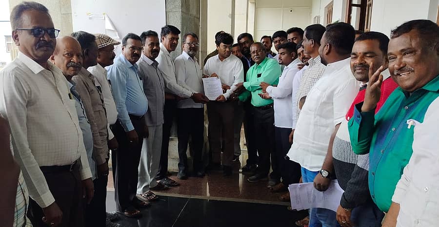 ಪರಿಶಿಷ್ಟ ಜಾತಿಯಲ್ಲಿ ಒಳ ಮೀಸಲಾತಿಗೆ ಸಂಬಂಧಿಸಿದಂತೆ ನ್ಯಾಯಮೂರ್ತಿ ನಾಗಮೋಹನ ದಾಸ್ ಆಯೋಗ ನೀಡಿರುವ ವರದಿಯನ್ನು ತಿರಸ್ಕರಿಸಬೇಕು ಎಂದು ಆಗ್ರಹಿಸಿ, ಕರ್ನಾಟಕ ಬಲಗೈ ಜಾತಿಗಳ ಒಕ್ಕೂಟದ ನಿಯೋಗವು ಜಿಲ್ಲಾಧಿಕಾರಿ ಯಶವಂತ್ ವಿ. ಗುರುಕರ್ ಅವರ ಮೂಲಕ ಸರ್ಕಾರಕ್ಕೆ ಮನವಿ ಸಲ್ಲಿಸಿತು