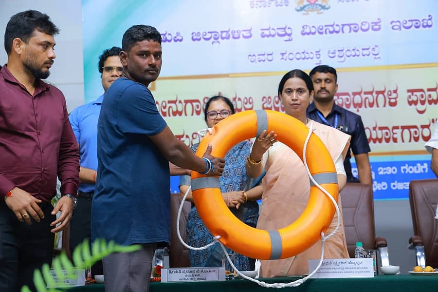 ಜಿಲ್ಲಾ ಉಸ್ತುವಾರಿ ಸಚಿವೆ ಲಕ್ಷ್ಮಿ ಹೆಬ್ಬಾಳಕರ ಅವರು ಮೀನುಗಾರರಿಗೆ ಜೀವ ರಕ್ಷಕ ಸಾಧನಗಳನ್ನು ವಿತರಿಸಿದರು