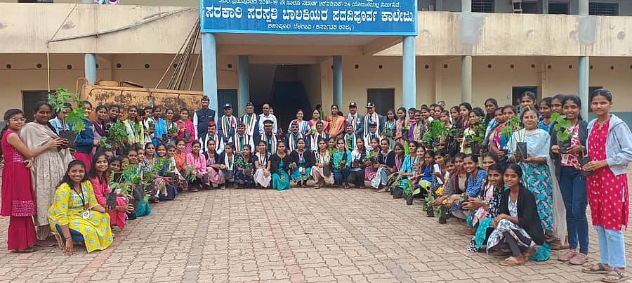 ಬೆಳಗಾವಿಯ ಸರ್ಕಾರಿ ಸರಸ್ವತಿ ಬಾಲಕಿಯರ ಪದವಿಪೂರ್ವ ಕಾಲೇಜಿನಲ್ಲಿ ಗುರುವಾರ ಮಾಜಿ ಯೋಧರ ಸನ್ಮಾನ ಹಾಗೂ ಔಷಧಿ ಸಸಿ ವಿತರಣಾ ಕಾರ್ಯಕ್ರಮ ನಡೆಯಿತು