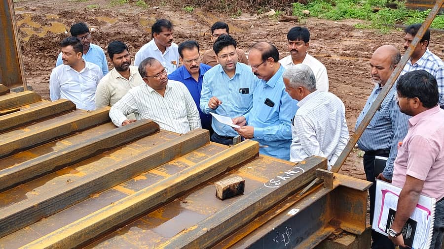 ತುಂಗಭಧ್ರಾ ಅಣೆಕಟ್ಟೆಯ ಕ್ರಸ್ಟ್‌ಗೇಟ್‌ಗಳು ಸಿದ್ಧವಾಗುತ್ತಿರುವ ಗದಗ ಸಮೀಪದ ಅಡವಿಸೋಮಾಪುರಕ್ಕೆ ಬುಧವಾರ  ತುಂಗಭದ್ರಾ ಮಂಡಳಿಯ ಅಧ್ಯಕ್ಷ ಎಸ್.ಎನ್.ಪಾಂಡೆ ಮತ್ತು ಇತರ ಅಧಿಕಾರಿಗಳು ಭೇಟಿ ನೀಡಿದರು
–ಪ್ರಜಾವಾಣಿ ಚಿತ್ರ