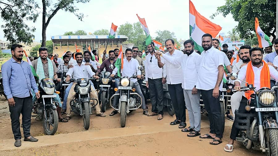 ಗುಂಡ್ಲುಪೇಟೆ ಪಟ್ಟಣದಲ್ಲಿ ಬಿಜೆಪಿ ಯುವ ಮೋರ್ಚಾದಿಂದ ಹರ್ ಘರ್ ತಿರಂಗಾ ಯಾತ್ರೆ ಬೈಕ್ ರ‍್ಯಾಲಿಗೆ ಚಾಲನೆ ನೀಡಲಾಯಿತು