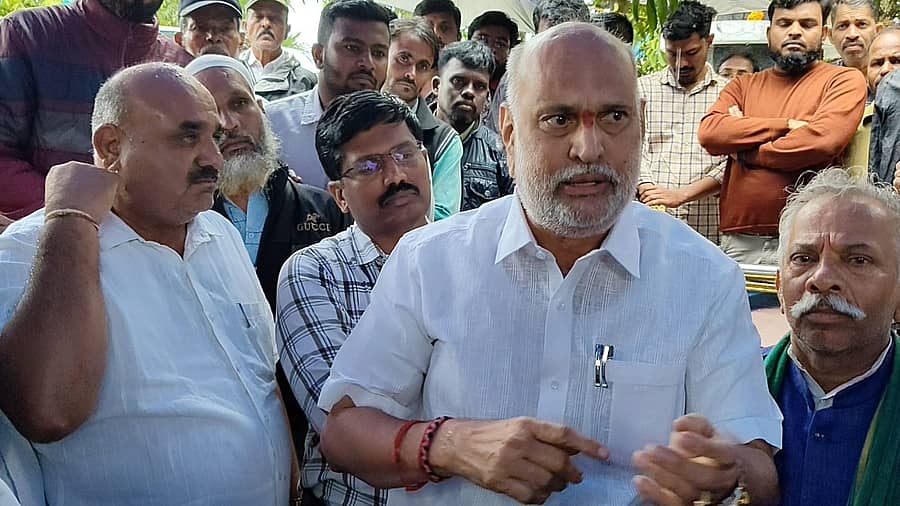 ಮುಂಡಗೋಡ ಪಟ್ಟಣ ಪಂಚಾಯಿತಿ ಎದುರು ಪ್ರತಿಭಟನೆ ನಡೆಸಿದ ಇಂದಿರಾ ನಗರ, ಆನಂದ ನಗರ, ಗಣೇಶ ನಗರ, ಗಾಂಧಿನಗರ ನಿವಾಸಿಗಳೊಂದಿಗೆ ಶಾಸಕ ಶಿವರಾಮ ಹೆಬ್ಬಾರ ಚರ್ಚಿಸಿದರು