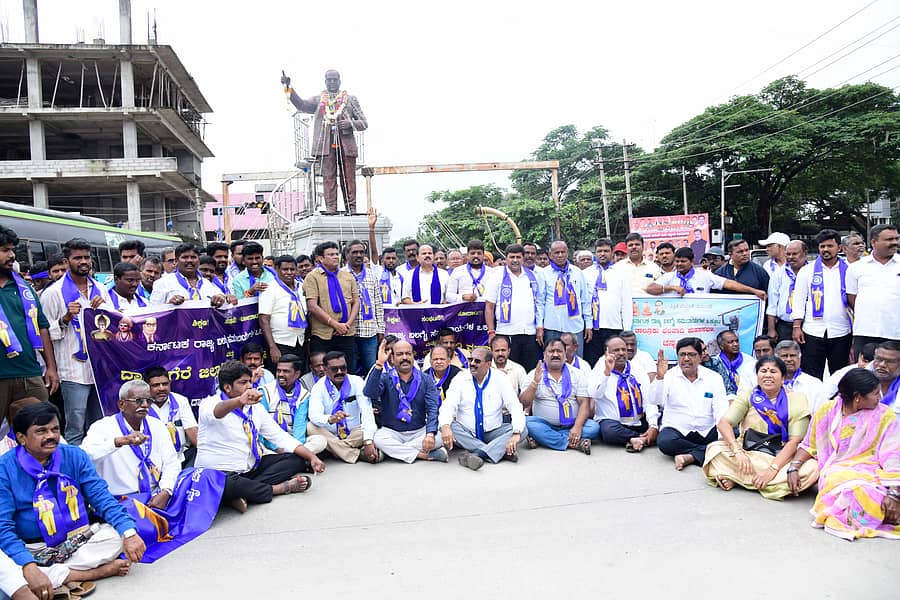 ದಾವಣಗೆರೆಯ ಅಂಬೇಡ್ಕರ್‌ ವೃತ್ತದಲ್ಲಿ ಜಿಲ್ಲಾ ಛಲವಾದಿ ಮಹಾಸಭಾದ ನೇತೃತ್ವದಲ್ಲಿ ಗುರುವಾರ ಪ್ರತಿಭಟನೆ ನಡೆಸಲಾಯಿತು