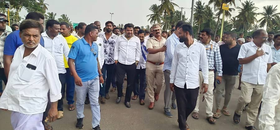 ಕೊಳ್ಳೇಗಾಲ ತಾಲ್ಲೂಕಿನ ಸತ್ತೇಗಾಲದ ರಾಷ್ಟ್ರೀಯ ಹೆದ್ದಾರಿ ಬೈಪಾಸ್ ರಸ್ತೆಯನ್ನು ಸಂಸದ ಸುನಿಲ್ ಬೋಸ್ ಸೇರಿದಂತೆ ಅನೇಕ ಅಧಿಕಾರಿಗಳು ವೀಕ್ಷಣೆ ಮಾಡಿದರು.