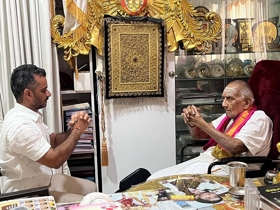 ಗುರುವಾರ ಅಸ್ತಂಗತರಾದ ಶರಣಬಸವಪ್ಪ ಅಪ್ಪ ಅವರಿಗೆ ಕೆಲದಿನಗಳ ಹಿಂದೆ ಶರಣಬಸಪ್ಪ ರಾಜೇಂದ್ರ ಯೋಗಾಭ್ಯಾಸ ಹೇಳಿಕೊಟ್ಟಿದ್ದ ಕ್ಷಣ...