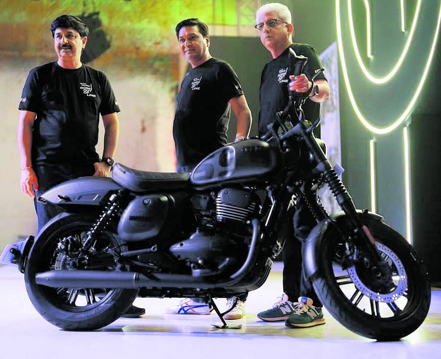 <div class="paragraphs"><p>ಕಾರ್ಯಕ್ರಮದಲ್ಲಿ (ಎಡದಿಂದ) ಕ್ಲಾಸಿಕ್‌ ಲೆಜೆಂಡ್ಸ್‌ನ ಆರ್‌ ಆ್ಯಂಡ್‌ ಡಿ ವಿಭಾಗದ ಮುಖ್ಯಸ್ಥ ಸುಶೀಲ್‌ ಸಿನ್ಹಾ, ಚೀಫ್‌ ಬ್ಯುಸಿನೆಸ್‌ ಆಫೀಸರ್‌ ಶರದ್‌ ಅಗರವಾಲ್‌ ಹಾಗೂ ಚೀಫ್‌ ಆಪರೇಟಿಂಗ್‌ ಆಫೀಸರ್‌ ಲಲಿತ್‌ ವರ್ಮಾ ‘ರೋಡ್‌ಸ್ಟರ್‌’ ಬೈಕ್‌ ಅನಾವರಣಗೊಳಿಸಿದರು</p></div>