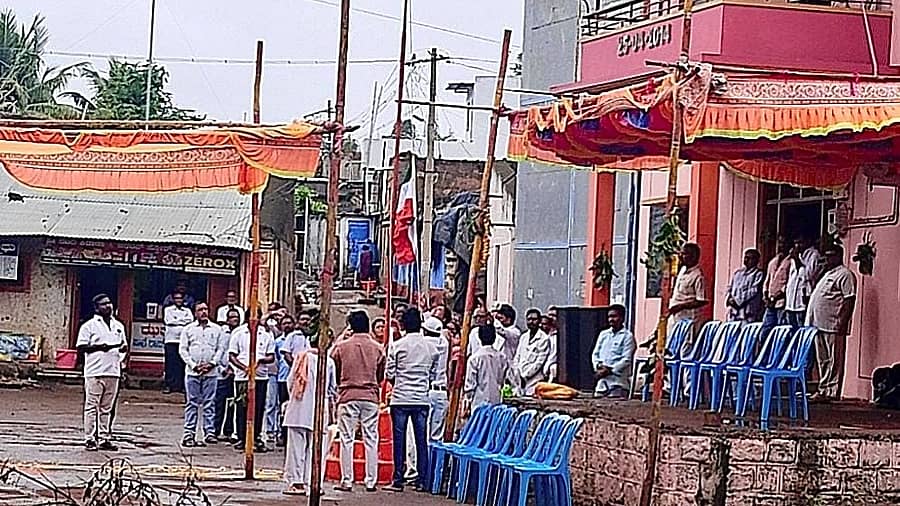 <div class="paragraphs"><p>ಅಥಣಿಯ ನದಿ ಇಂಗಳಗಾವ ಗ್ರಾಮದಲ್ಲಿ ಶುಕ್ರವಾರ ರಾಷ್ಟ್ರಧ್ವಜವನ್ನು ತಲೆ ಕೆಳಗಾಗಿ ಹಾರಿಸಲಾಯಿಯತು</p></div>